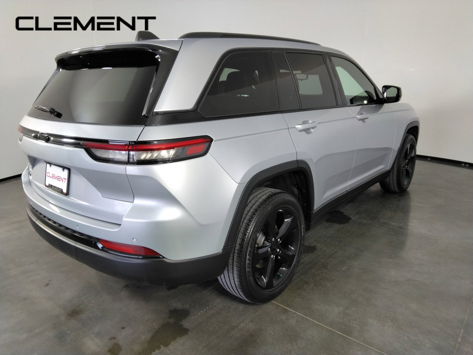 Used 2023 Jeep Grand Cherokee Altitude AWD/4WD image 4