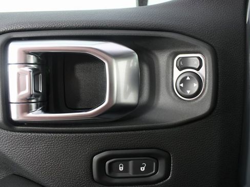 Used 2025 Jeep Wrangler Unlimited Sahara image 14