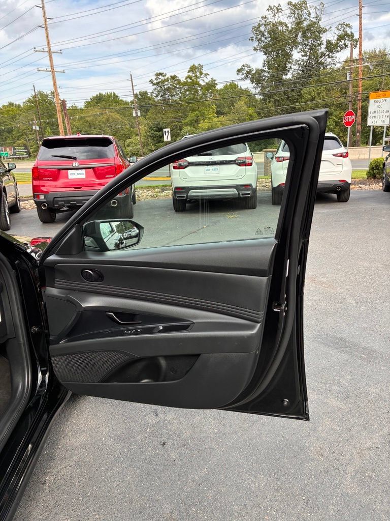 Used 2025 Hyundai Elantra Limited w/ Cargo Package FWD image 21