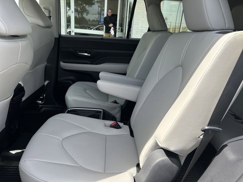 Used 2026 Toyota Grand Highlander XLE image 12