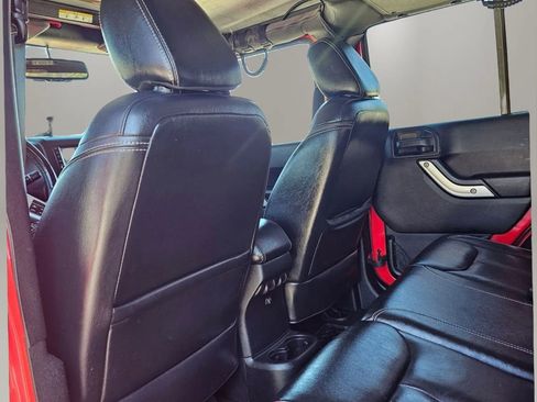 Used 2015 Jeep Wrangler Unlimited Rubicon image 19