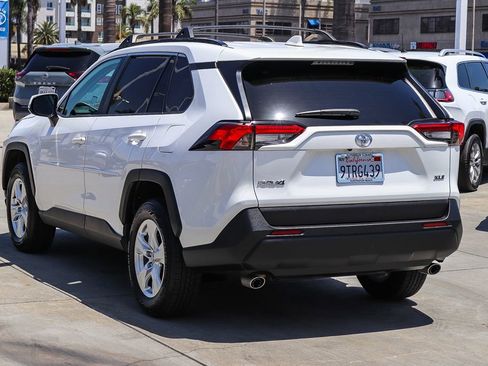Used 2021 Toyota RAV4 XLE w/ Carpet Mat Package (TMS) FWD image 7