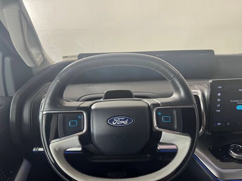Used 2025 Ford Expedition Platinum w/ Driver's Package AWD/4WD image 14