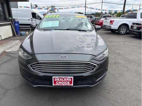 Used 2018 Ford Fusion SE w/ Fusion SE Technology Package FWD image 2