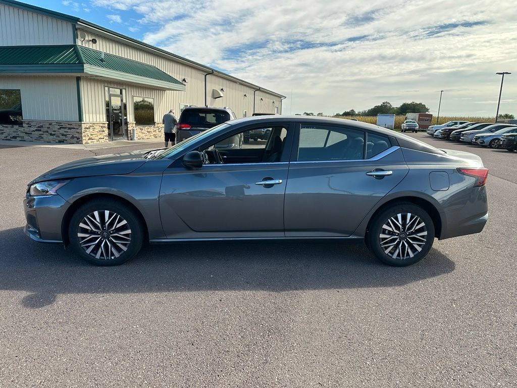 Used 2025 Nissan Altima 2.5 SV AWD/4WD image 35