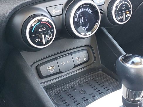 Used 2023 Hyundai Venue Limited image 33