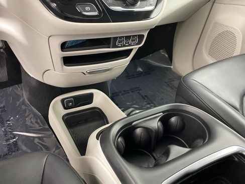 Used 2024 Chrysler Pacifica Touring-L image 30