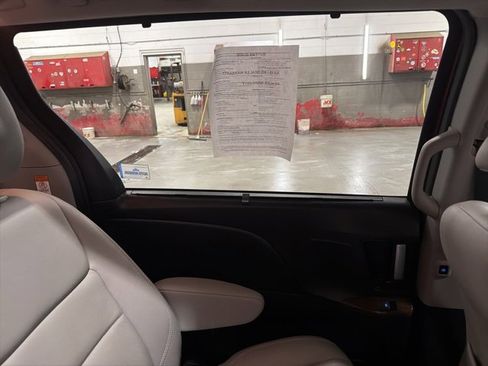 Used 2020 Toyota Sienna Limited image 13