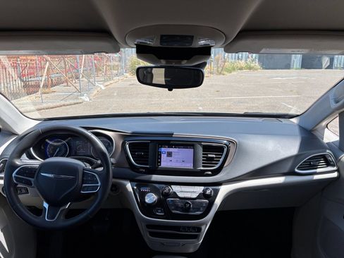Used 2023 Chrysler Voyager LX FWD image 31