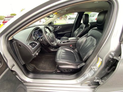 Used 2017 Chrysler 200 Limited Platinum image 22