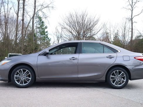 Used 2017 Toyota Camry SE image 2