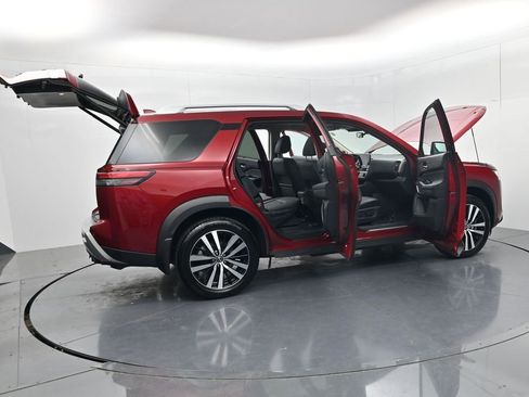 Used 2024 Nissan Pathfinder Platinum w/ Black Appearance Package AWD/4WD image 70
