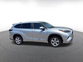 Used 2025 Toyota Highlander LE FWD video 2