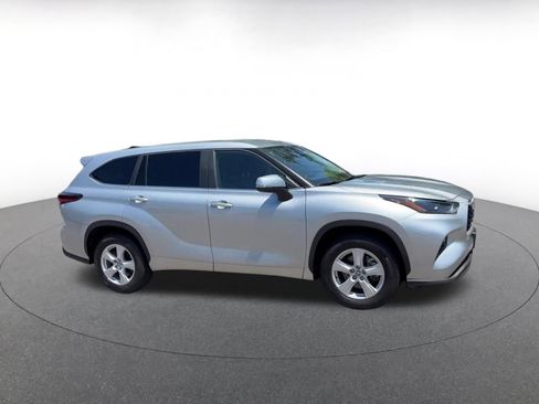 Used 2025 Toyota Highlander LE FWD image 2