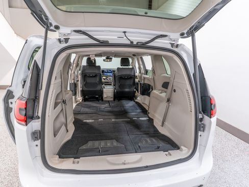 Used 2023 Chrysler Pacifica Touring-L FWD image 31