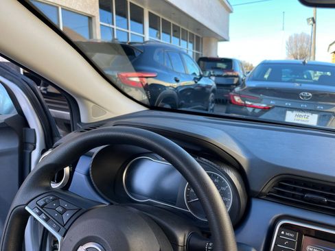 Used 2025 Nissan Versa SV image 32