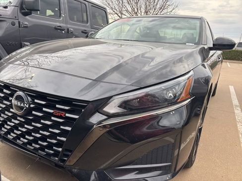 Used 2023 Nissan Altima 2.5 SR w/ SR Premium Package image 2