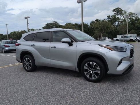 Used 2023 Toyota Highlander XLE FWD image 2