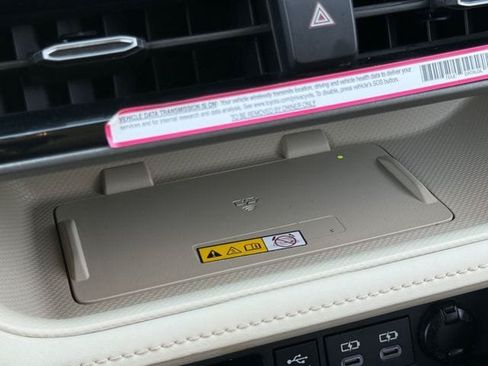 Used 2024 Toyota Highlander Limited FWD image 23