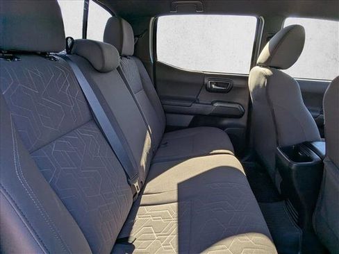 Used 2018 Toyota Tacoma TRD Sport image 19