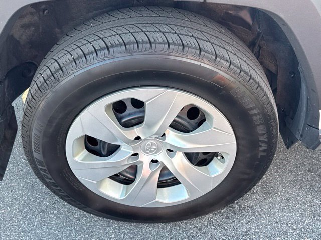 Used 2021 Toyota RAV4 LE AWD/4WD image 8