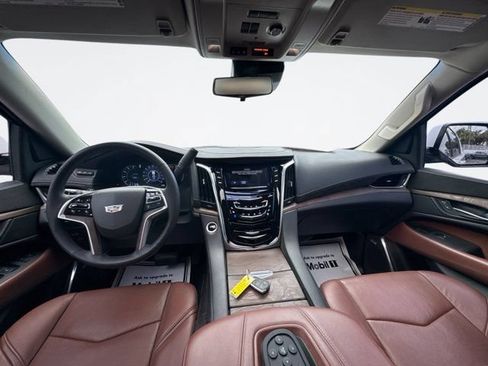 Used 2017 Cadillac Escalade ESV Premium Luxury RWD image 16