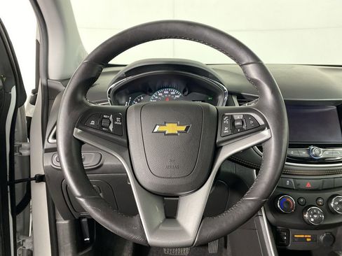 Used 2022 Chevrolet Trax LT w/ LT Convenience Package image 13