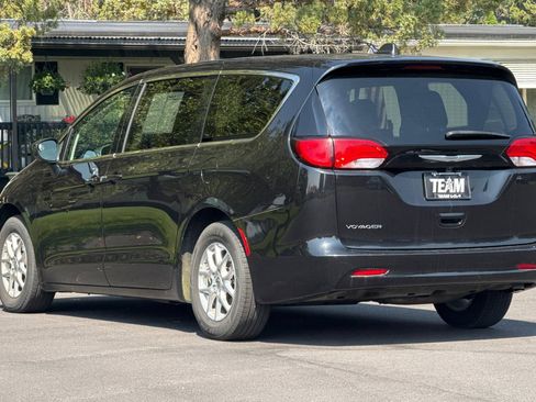 Used 2023 Chrysler Voyager LX FWD image 6