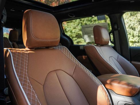 New 2026 Chrysler Pacifica Pinnacle image 11