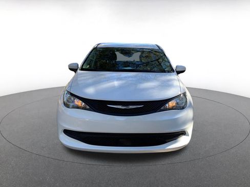 Used 2023 Chrysler Voyager LX image 2