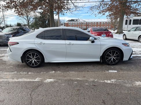 Used 2023 Toyota Camry SE image 4
