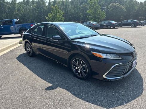Used 2022 Toyota Camry XLE w/ Cold Weather Package FWD image 3