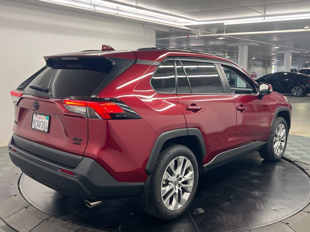 Used 2022 Toyota RAV4 XLE Premium AWD/4WD image 4