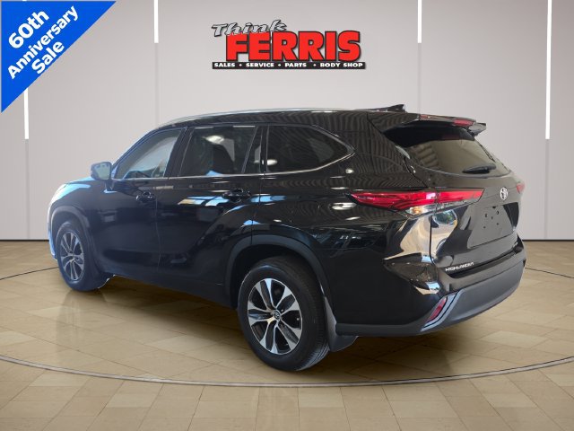 Used 2022 Toyota Highlander XLE AWD/4WD image 3