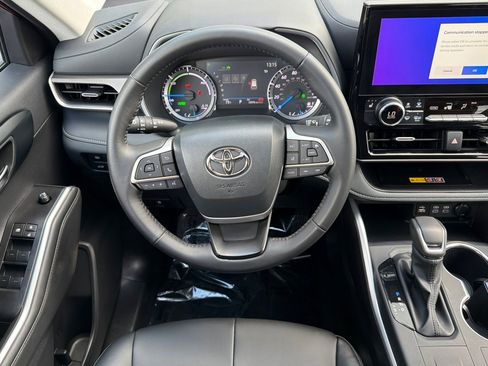 Certified 2025 Toyota Highlander XLE image 13
