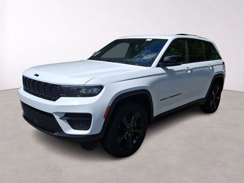 Used 2023 Jeep Grand Cherokee Altitude AWD/4WD image 3