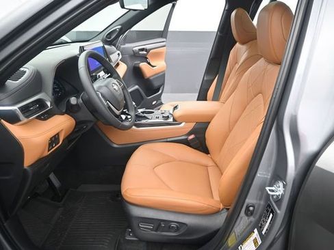 New 2026 Toyota Highlander Platinum AWD/4WD image 12