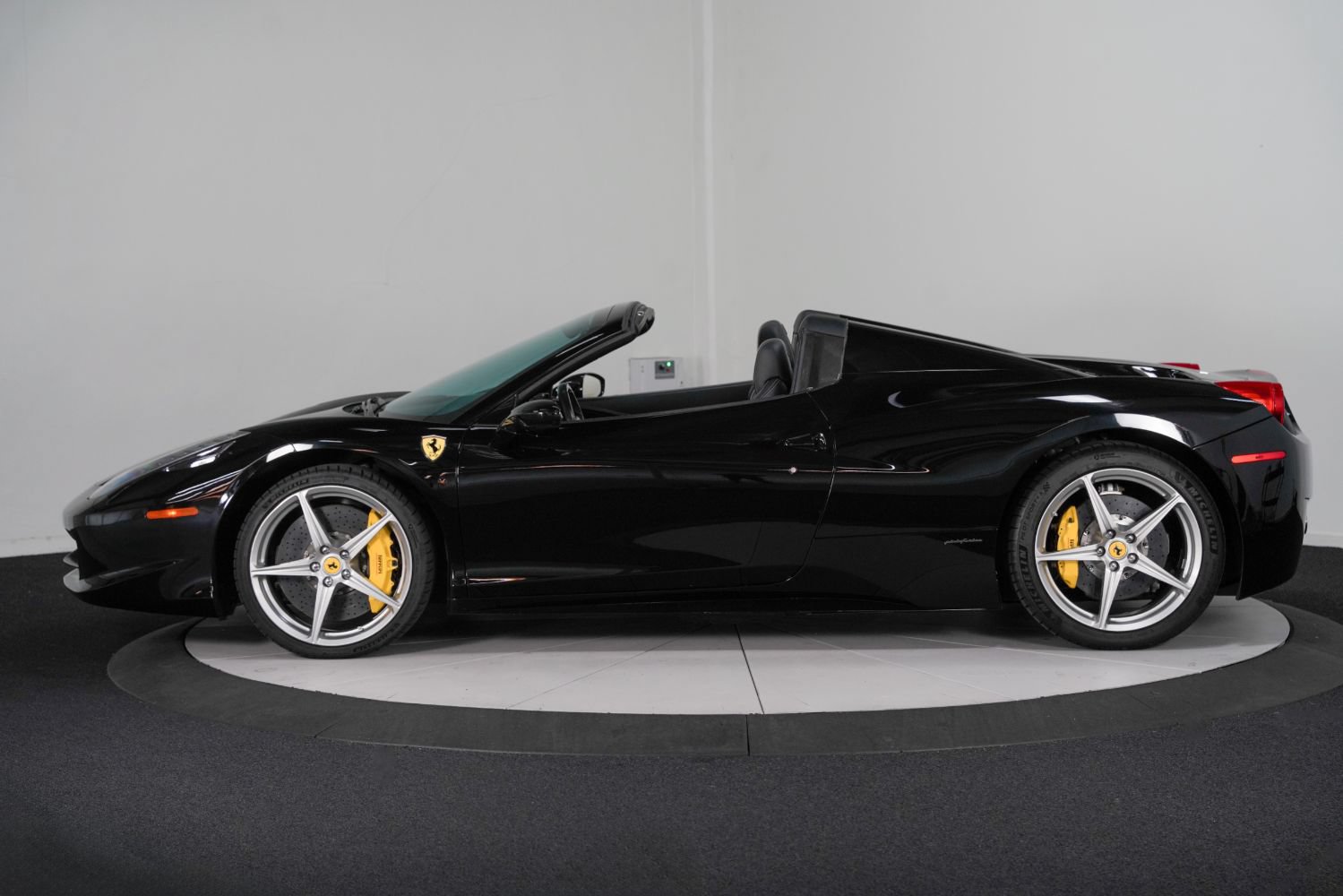 Used 2013 Ferrari 458 Spider RWD image 6