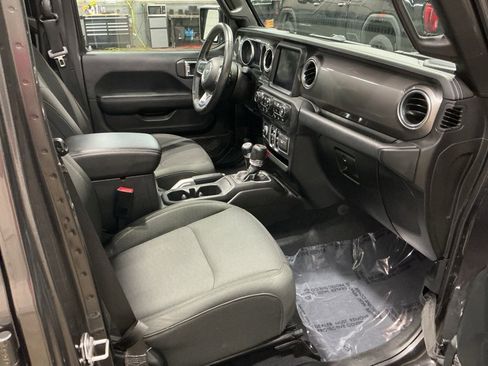 Used 2018 Jeep Wrangler Unlimited Sahara w/ Dual Top Group image 28
