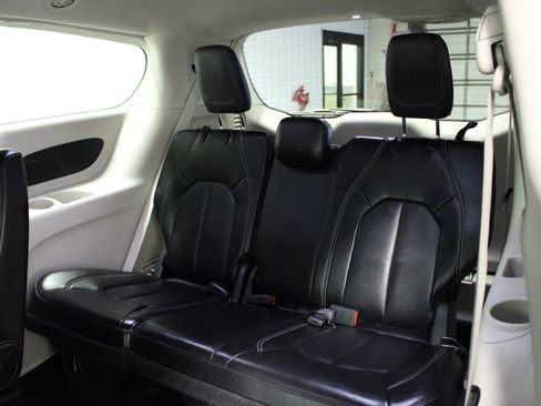 Used 2024 Chrysler Pacifica Touring-L FWD image 14