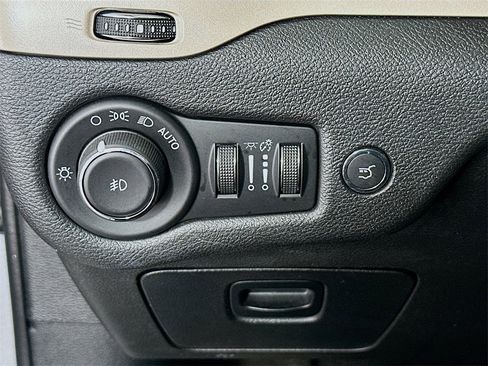 Used 2018 Jeep Cherokee Limited image 10