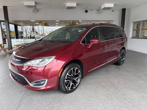 Used 2019 Chrysler Pacifica Touring-L Plus w/ Advanced Safetytec Group FWD image 2