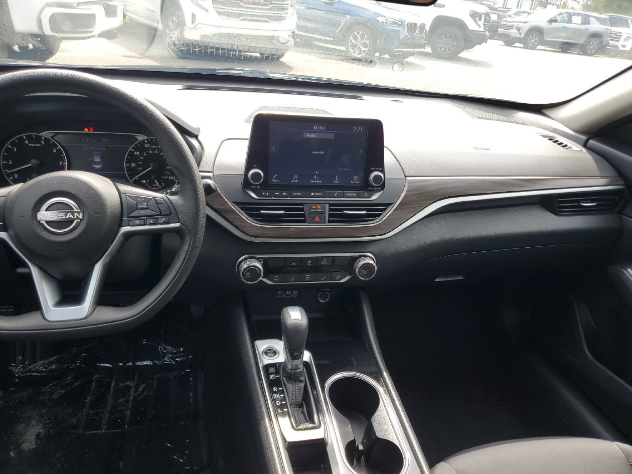 Used 2024 Nissan Altima 2.5 SV FWD image 14