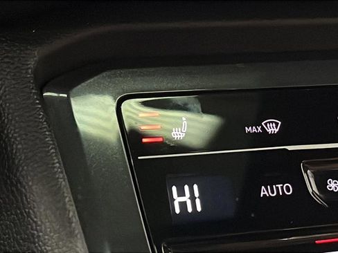 Used 2024 Volkswagen Tiguan SE w/ Panoramic Sunroof Package image 31