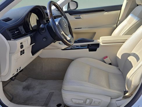 Used 2013 Lexus ES 350 w/ Luxury Pkg image 9