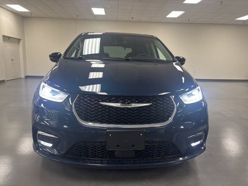 Used 2024 Chrysler Pacifica Touring-L image 2