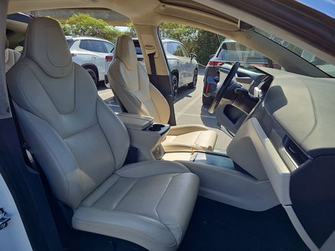 Used 2018 Tesla Model X 75D image 13