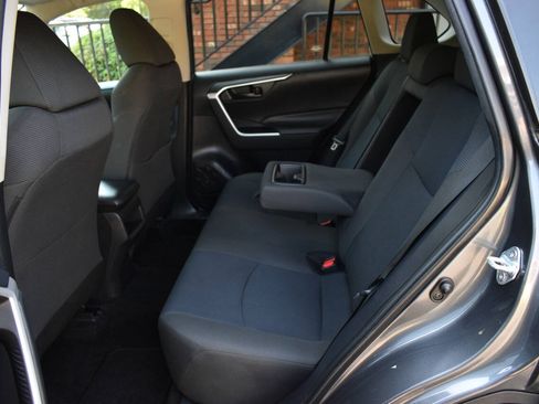 Used 2021 Toyota RAV4 LE FWD image 9