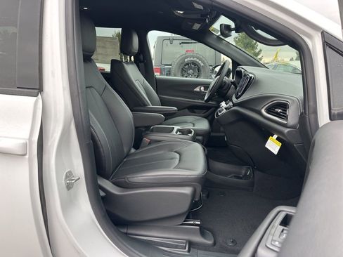 New 2026 Chrysler Pacifica Select image 26