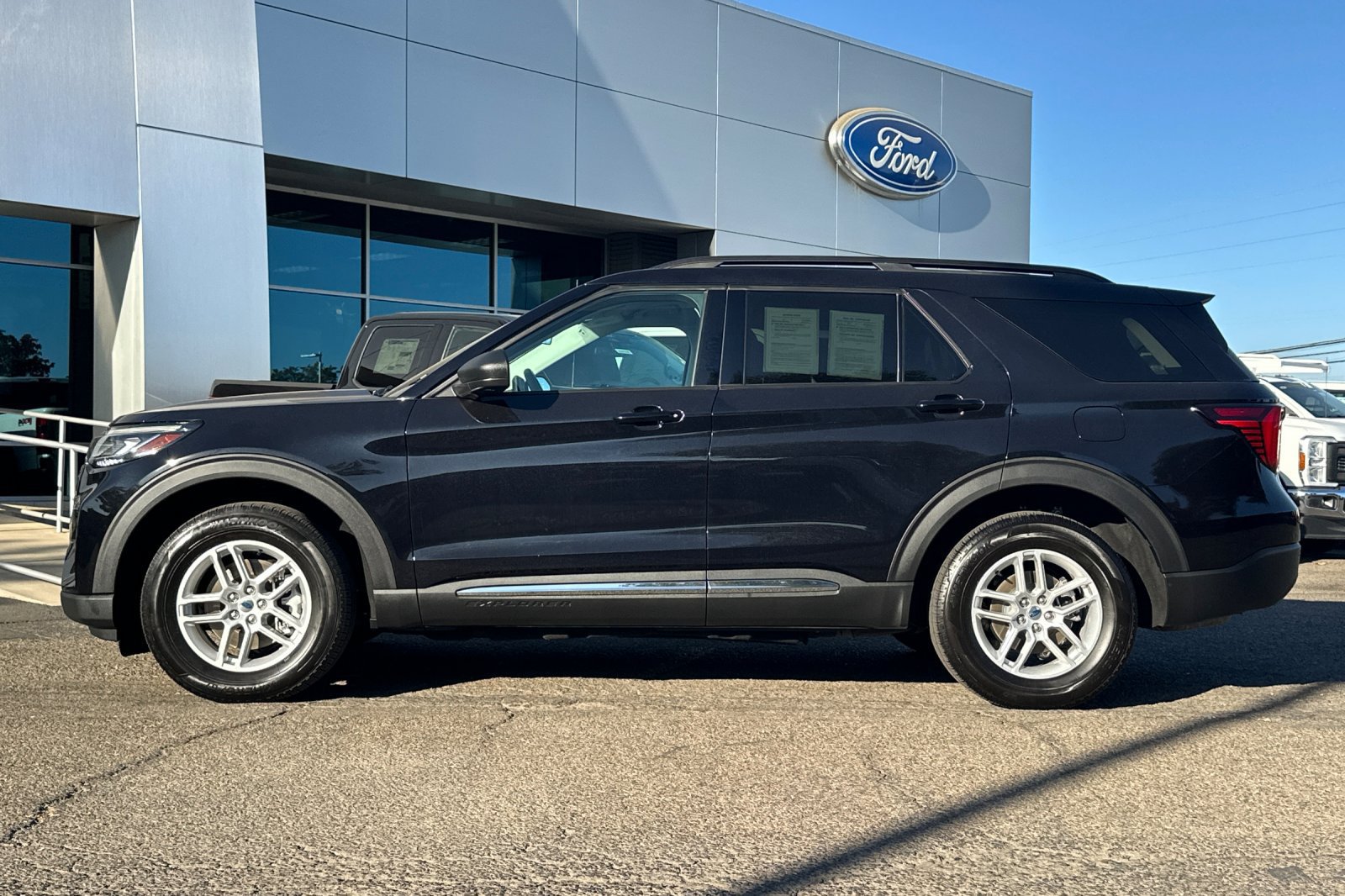 Used 2025 Ford Explorer Active AWD/4WD image 7